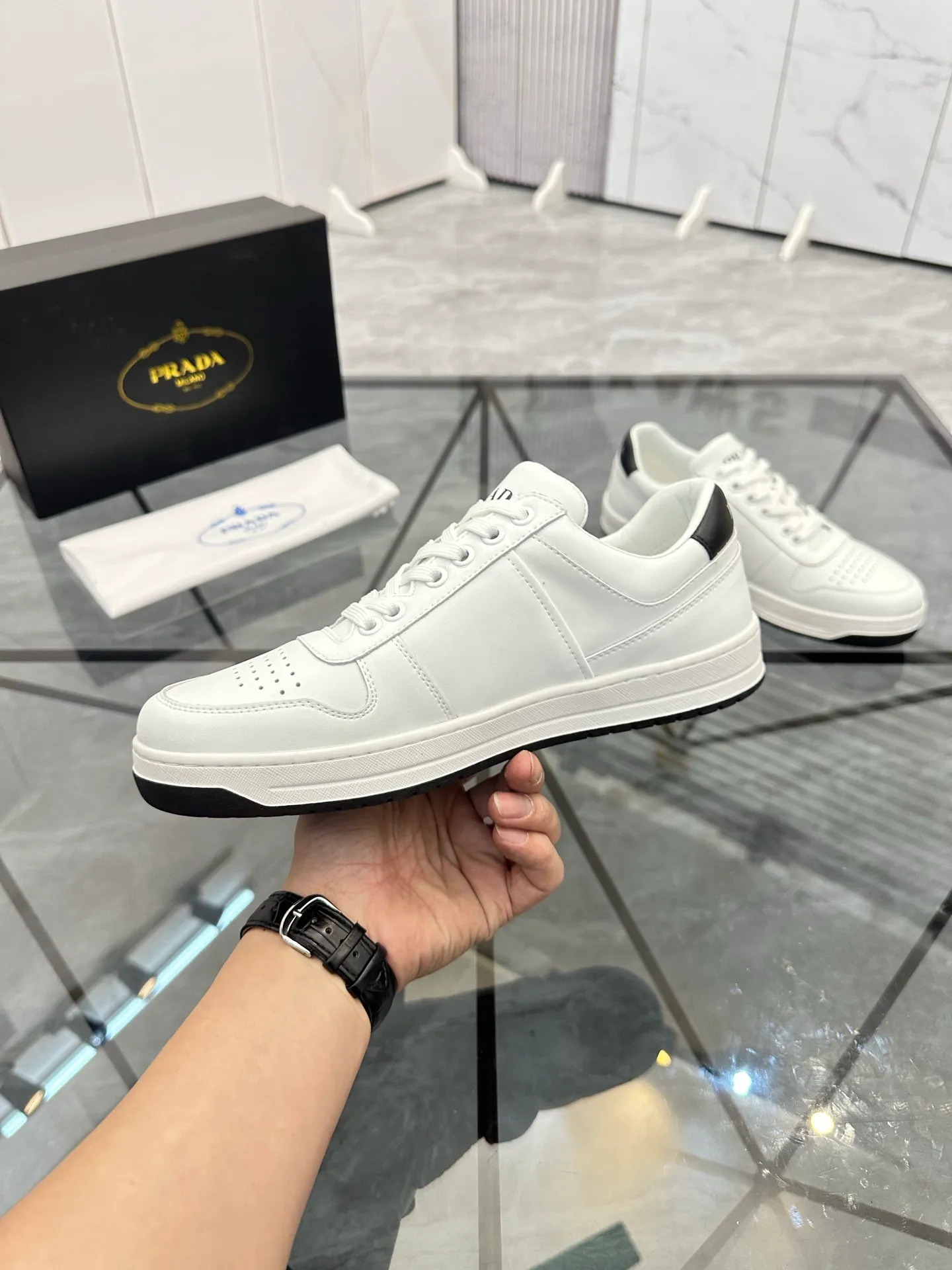 Men's shoes: 💰P400¥ Product trademark: Prada *"Prada*" low-top casual shoes Regular size: 38-44 (can be customized to 45) Product materials: imported cowhide upper, sheepskin lining, original outsole. Number: 020
